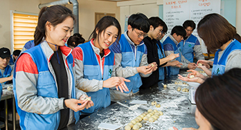 Representative photos of volunteer activities of new employees of the GCPharma 3